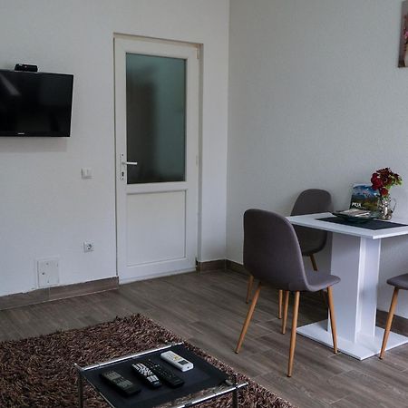 Cozy Spacious Apartment Pejë Esterno foto