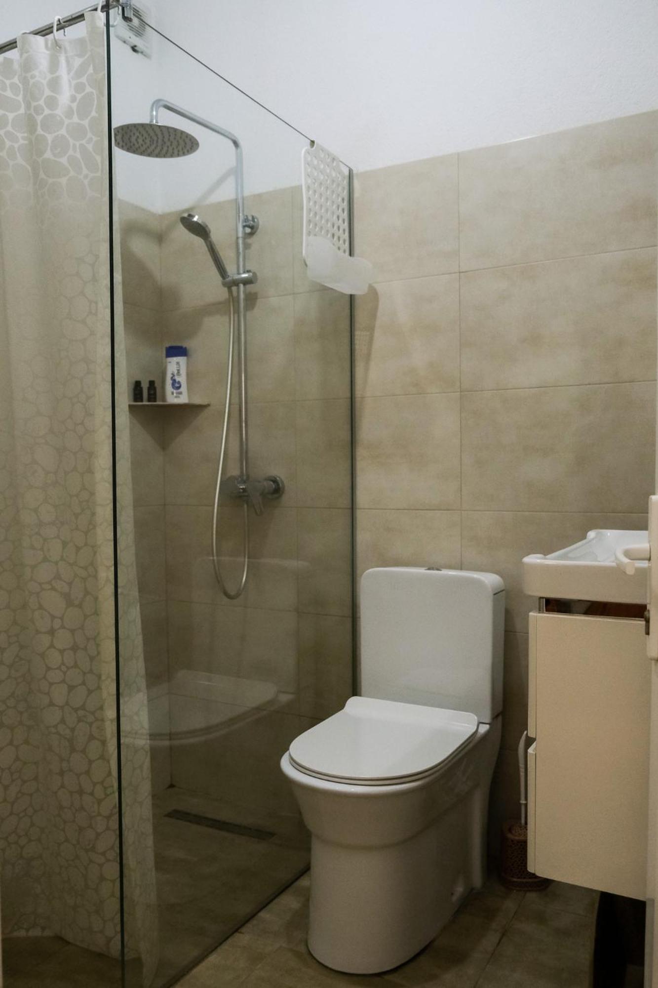 Cozy Spacious Apartment Pejë Esterno foto