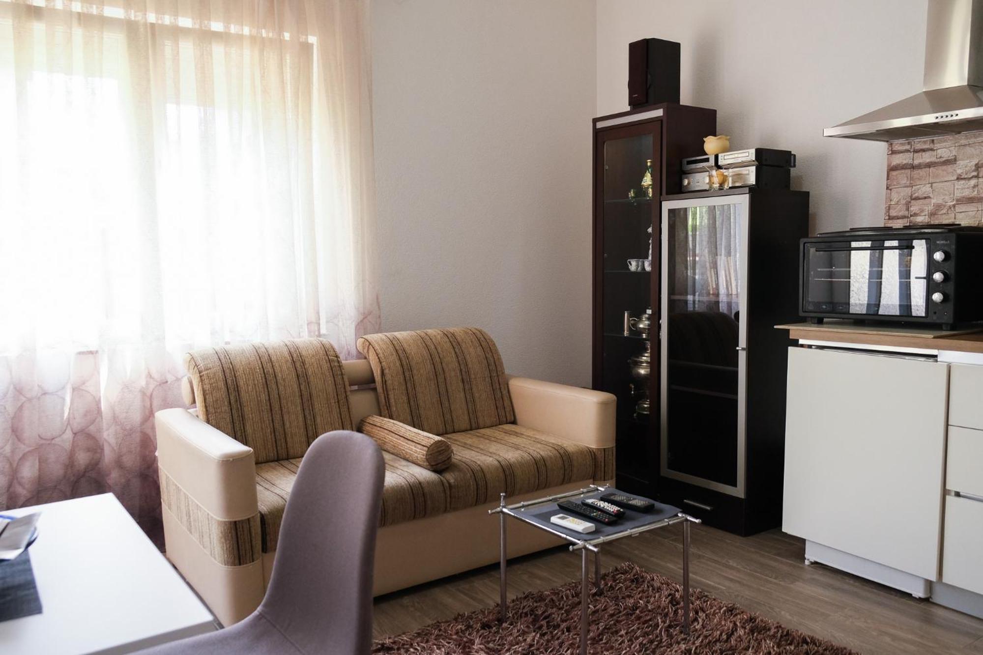 Cozy Spacious Apartment Pejë Esterno foto