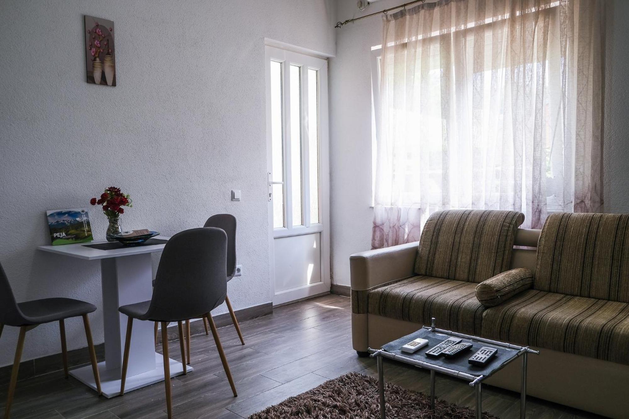Cozy Spacious Apartment Pejë Esterno foto