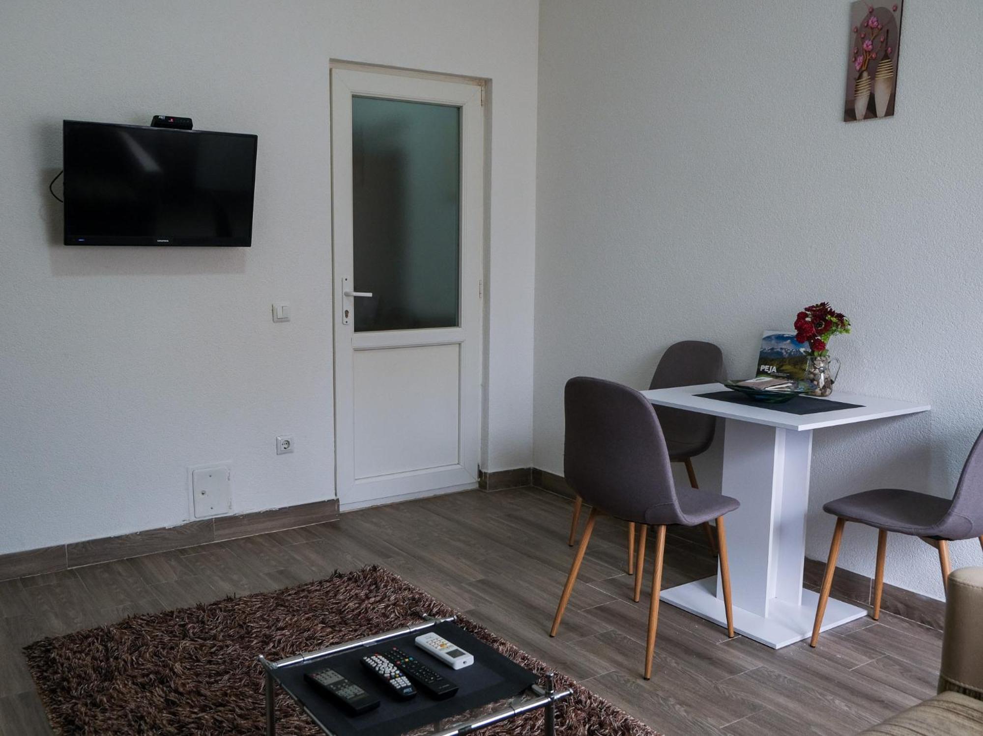 Cozy Spacious Apartment Pejë Esterno foto